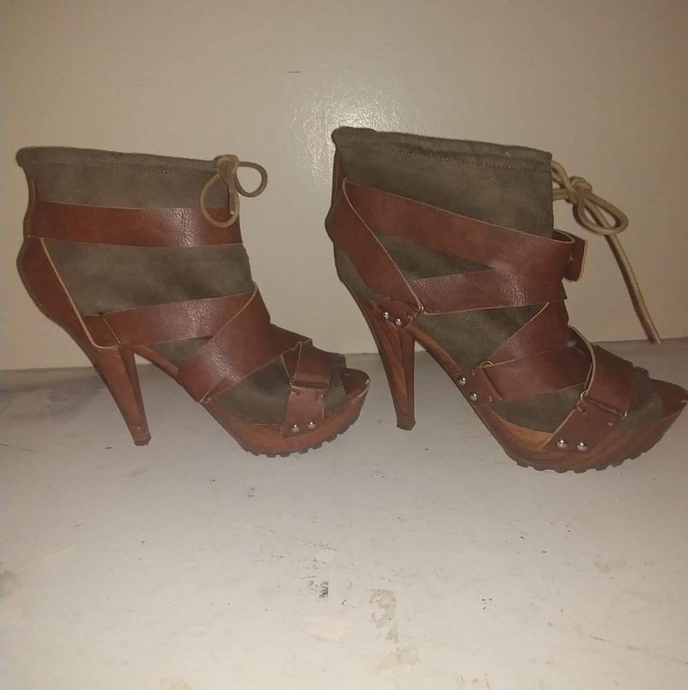 Women's Doll House Platform Bootie Size 8.5